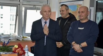 Ordu'da 46 yıllık sınıf öğretmeni düzenlenen sürpriz programla öğrencilerine veda etti