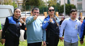 Otizmli çocuklar üstü açık otobüsle Adana'yı gezdi