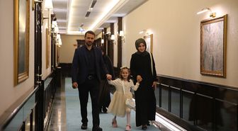 Protez bacakla yeniden yürümeye başlayan Zeynep, Hatay Valisi Masatlı'yı ziyaret etti