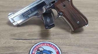 Reyhanlı'da ruhsatsız tabanca ve uyuşturucu ele geçirilen araçtaki 2 kişi gözaltına alındı