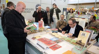 Sağlık Bakanlığı Teftiş Kurulu Başkanı Hacıfazlıoğlu, 23. Ankara Kitap Fuarı'nda kitaplarını imzaladı Açıklaması