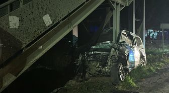 Samsun-Sinop yolunda üst geçit ayağına çarpan hafif ticari aracın sürücüsü öldü