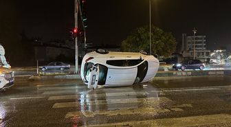 Serik'te kontrolden çıkan otomobil devrildi