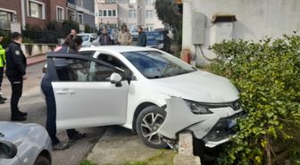 Sinop'ta otomobil park halindeki 4 araca çarptı