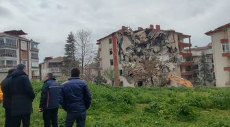 Tekirdağ'da riskli olduğu tespit edilen 99 dairenin yıkımına başlandı