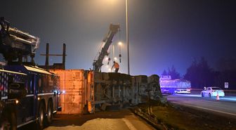 Tuzla'da bariyerlere çarpan tır devrildi