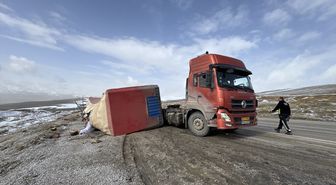 Van'da devrilen tırın dorsesindeki tonlarca karpuz zarar gördü