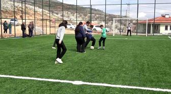 Zey köyünde çocuklar tozdan ve çamurdan kurtulup halı sahaya kavuştu