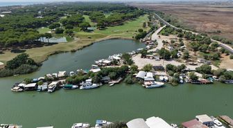 Antalya'da Acısu Nehri kenarındaki kaçak yapılar yıkılıyor
