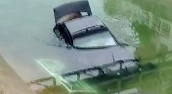 Adana'da otomobil sulamana kanalına düştü