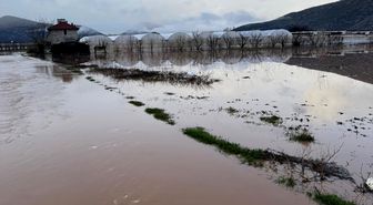 Antalya'da sağanak; dereler taştı, tarım alanları su altında kaldı