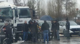 Beton mikserleri kırmızı ışıkta çarpıştı: 1 yaralı
