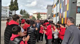 Emekli Öğretmen Süleyman Arı'ya Öğrencilerinden Duygu Dolu Veda