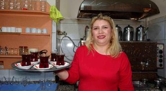 Evde sıkılan kadınlar kıraathaneye gelip masa oyunlarıyla stres atıyor