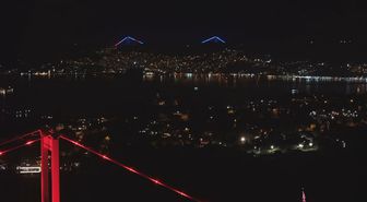 İstanbul'un sembol yapıları 'Dünya Otizm Farkındalık Günü'nde mavi kırmızı renklerle ışıklandırıldı