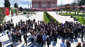 Öğrenciler, İstiklal Meydanı'nda kitap okudu