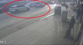 Otomobille giderken silahlı saldırıya uğradı, yaralı halde kaçıp polise sığındı; o anlar kamerada