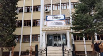 42 yıl 7 ay sonra emekli oldu: Son dersine yıllar önce mezun ettiği öğrencileri katıldı