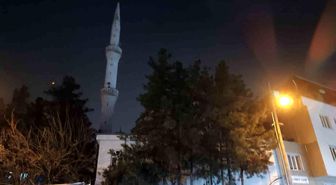 Batman'da cami minaresine yıldırım düştü