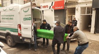 Evinde bıçaklanarak öldürülmüş halde bulundu
