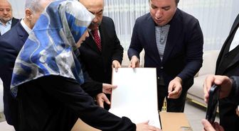 Görme engelli hafıza Vali Aydoğdu'dan Braille alfabesiyle yazılmış Kur'an hediye
