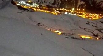 Hakkari'de masalsı şehir görüntüsü eşliğinde tilkilerin oyunu