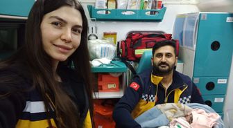 İlk çocuğunu ambulansta dünyaya getirdi