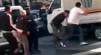 Kağıthane'de yol verme tartışması bıçaklı kavgaya dönüştü: O anlar kamerada