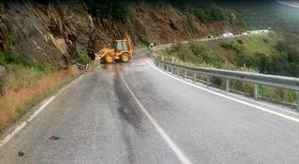 Ödemiş-Turgutlu yolunda toprak kayması: Ulaşım kontrollü sağlanıyor