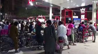 Savaş Pakistan'ı vurdu, haberi alan akaryakıt istasyonlarına koştu