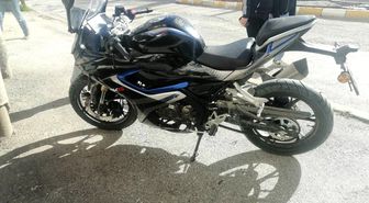 Yola savrulan motosikletin sürücüsü kaskı sayesinde kurtuldu