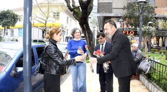 Ağrılılardan Manisa sokaklarında 404 karanfille kutlama
