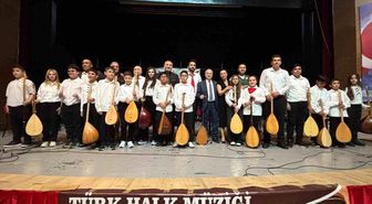 Bağlama kursiyerlerinden halk müziği konseri