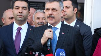 Bakan Çiftçi, Neşet Ertaş'ın kabrini ziyaret etti