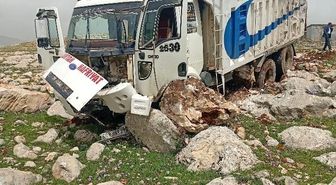 Diyarbakır'da freni boşan hafriyat kamyonu taşlara çarptı: 1 yaralı