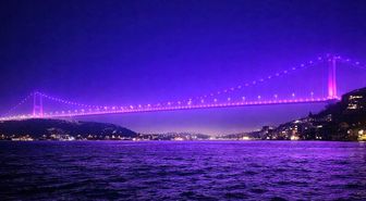 Galata Kulesi'ne 'Kanserde Erken Teşhis Hayat Kurtarır' mesajı yansıtıldı