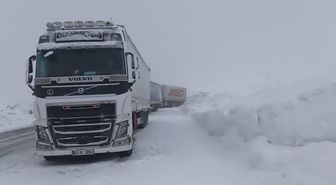 Görüntü bugün çekildi! Tipi bastırdı, araçlar yolda kaldı