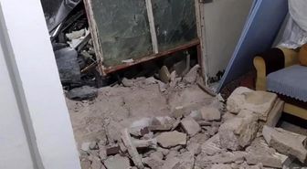 Kontrolden çıkan otomobil bahçe duvarını yıkarak eve çarptı: 1 yaralı