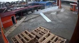 Tarsus'ta etkili olan rüzgar bir iş yerinin çatısını uçurdu
