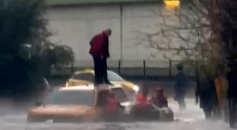 Adana'da göle dönen yolda mahsur kalan araçtaki 2 kişi kurtarıldı