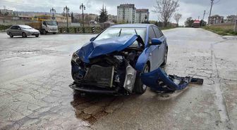 'Dur' levhasına uymayan otomobil, çöp kamyonuna çarptı: 1 yaralı