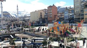 Hakkari güneşli havayı fırsat bilenler parka akın etti