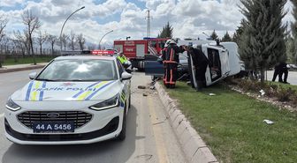 Malatya'da otomobil ile hafif ticari araç çarpıştı: 3 yaralı