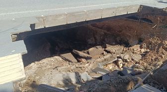 Siirt'te kaldırım çöktü; yol trafiğe kapatıldı