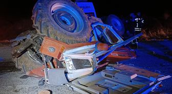 Ambulans traktöre arkadan çarptı: 4 yaralı