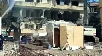 Avcılar'da kentsel dönüşüme giren bina tek darbeyle yıkıldı