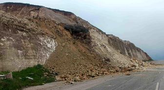 Batman'da heyelan: Üniversitenin yolu ulaşıma kapandı