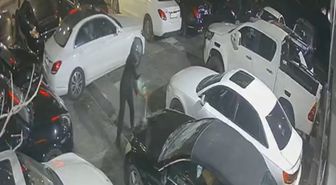 Beşiktaş'ta oto galerinin kundaklandığı sahibinin villasının kurşunlandığı anlar kamerada