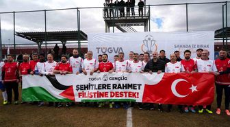 Erzurum protokolü ve Erzurumsporlu yıldızlar gençler için sahaya indi