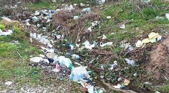 Hisarcık'ta çeşmenin çevresi çöplüğe döndü